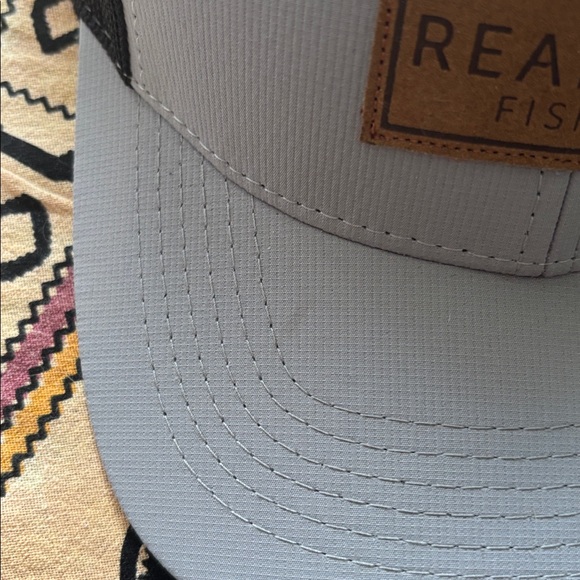 Realtree Fishing men’s Gray SnapBack hat NWT - Picture 3 of 4